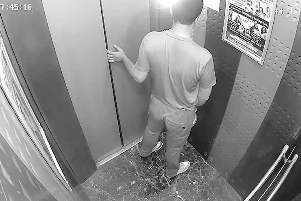 वीडियो में दिखाया गया कि कैसे एक व्यक्ति गाजियाबाद के एक आवासीय परिसर के लिफ्ट में पेशाब कर रहा था