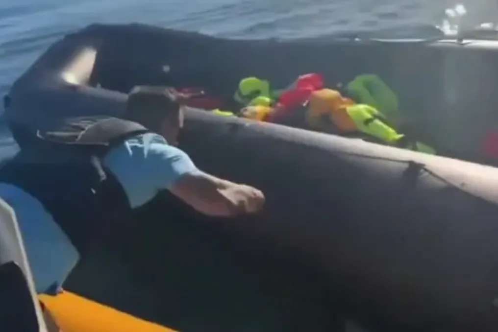 Ativista perfura bote salva-vidas com requerentes de asilo no Canal da Mancha