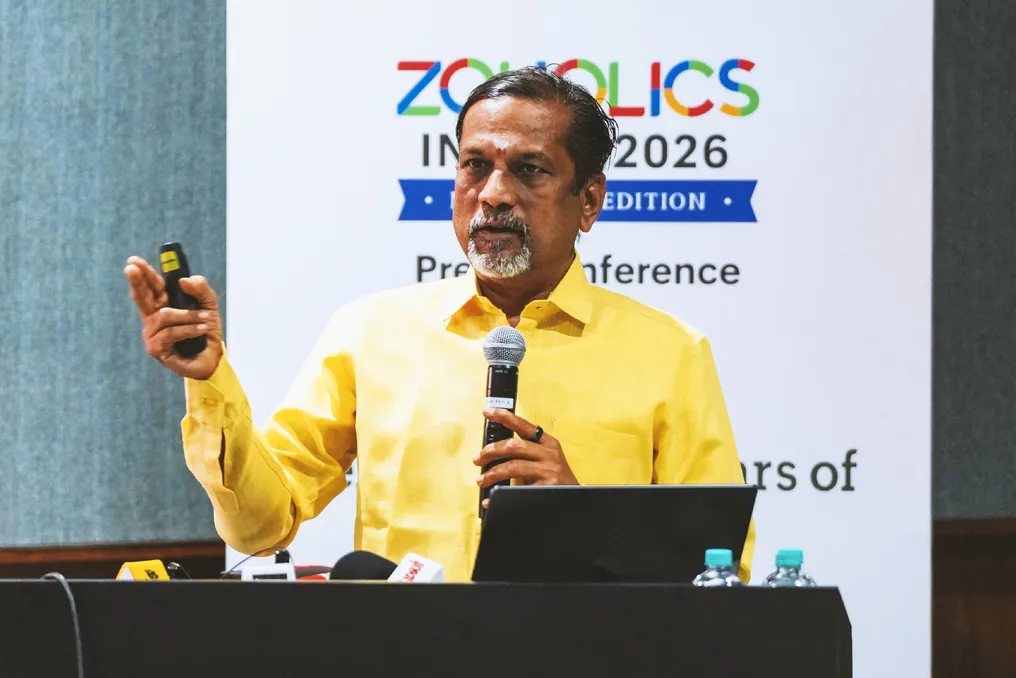 Cofundador da Zoho, Sridhar Vembu, discute o conceito de 'inteligência onipresente' no evento TechSparks 2026