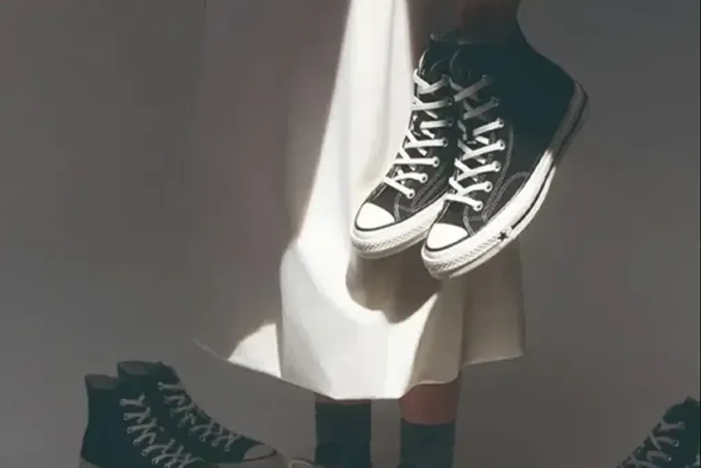 Converse krossovkalari reklama KKK ramziyalariga oʻxshash tasvir tufayli jamoatchilikda shov-shuv uygʻotdi
