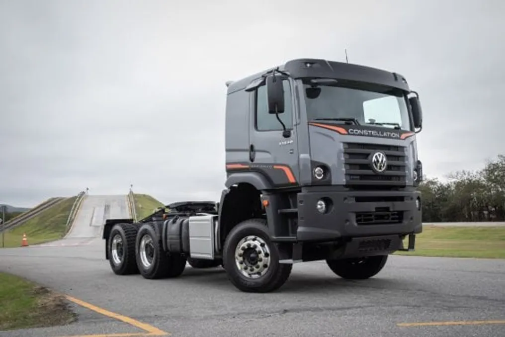 Volkswagen lança caminhão extrapesado Constellation 33.540 6x4 para operações no agronegócio