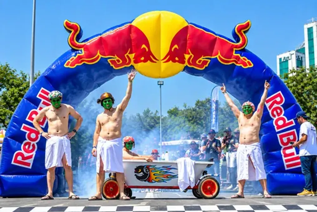 Red Bull Box Cart Race 4-oktabrda Sandtonda boʻlib oʻtadi va teatr hamda xaos elementlari bilan tomoshabinlar uchun zavqli tadbirni taklif qiladi