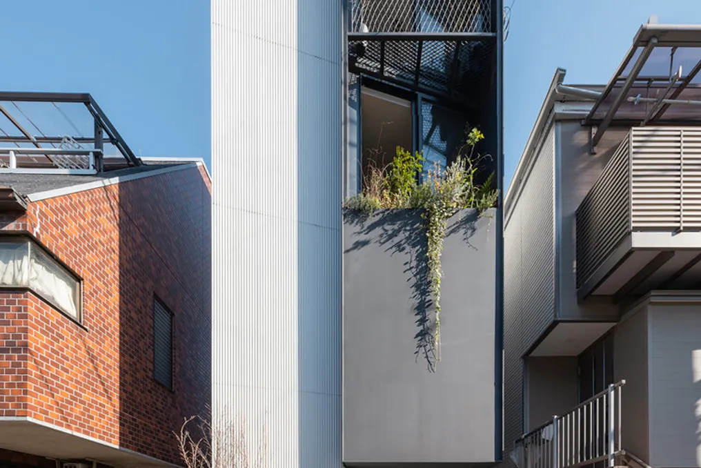 Residência em Kagurazaka reinterpretando limites entre espaço, luz e textura urbana