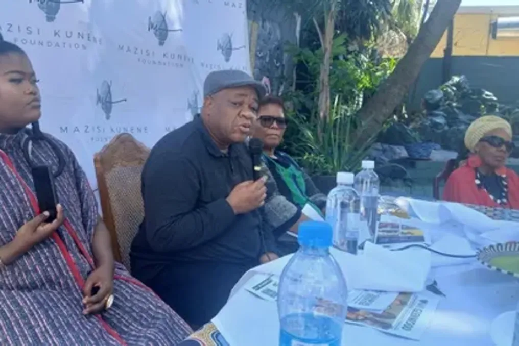 Muallif Nkandjani Sibiya isiZulu tiladigan mualliflarga teng imkoniyatlar berilishi kerak deb taʼkidladi