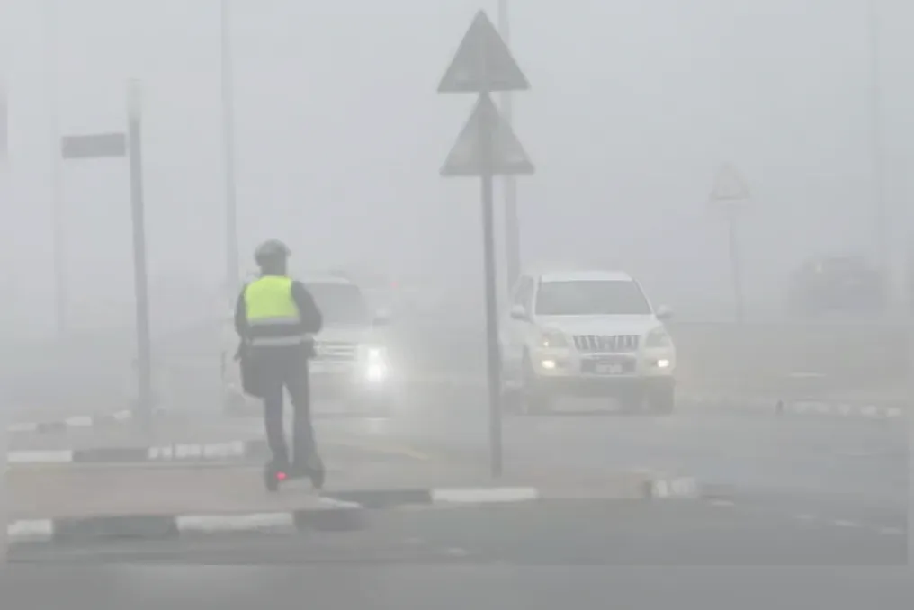 Alerta vermelho emitido nos Emirados Árabes Unidos devido a nevoeiro intenso; temperatura em Dubai atingirá 40°C