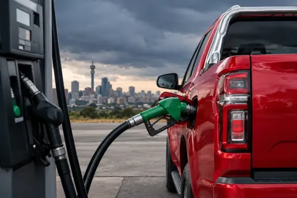Рост цен на топливо в октябре может превысить 3 ранда из-за мировых цен на нефть