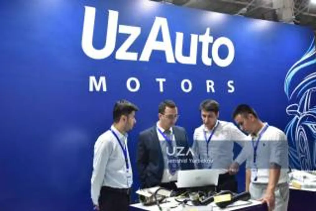 Exposição 'Cadeia Industrial Nacional' realizada em Jizakh no setor automotivo
