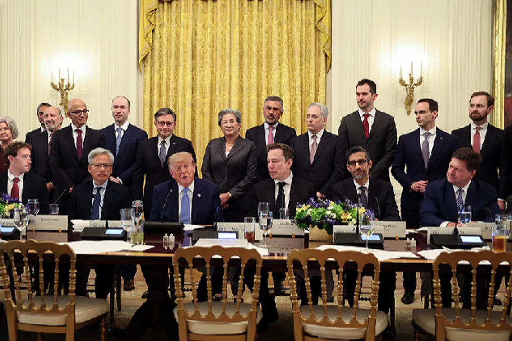 Trump e líderes de IA assinam pacto voluntário de segurança e apoiam expansão de data centers