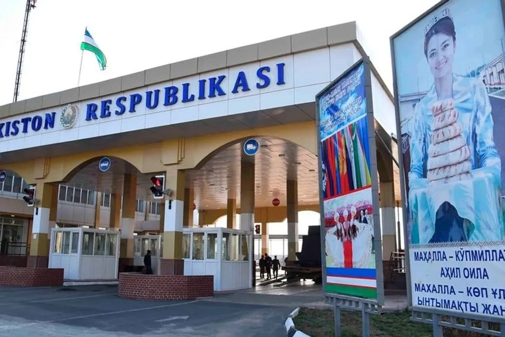 Em Uzbequistão, passageiros podem preencher a declaração alfandegária online antes de cruzar a fronteira