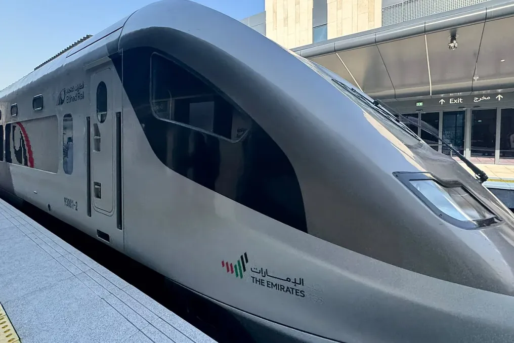 Первый рейс поезда Etihad Rail между Дубаем и Абу-Даби посетили жители и туристы ОАЭ