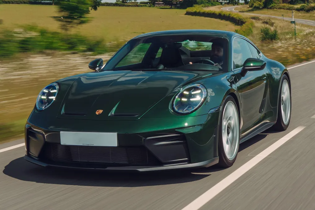 Proprietário de Porsche 911 GT3 descobre que o carro usa baterias da BYD