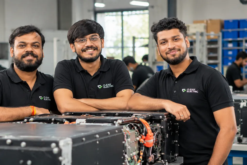 तीन दोस्तों ने इलेक्ट्रिक वाहनों के लिए फास्ट चार्जिंग और लंबी उम्र वाली बैटरी विकसित की