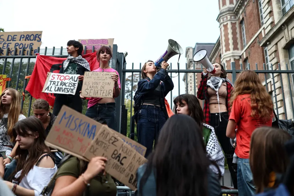 Protestos em massa de estudantes continuam na França; mais de 400 pessoas detidas
