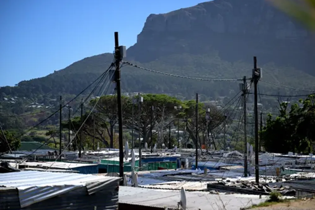 Crise habitacional em Cidade do Cabo força trabalhadores a gastar mais tempo e dinheiro com transporte
