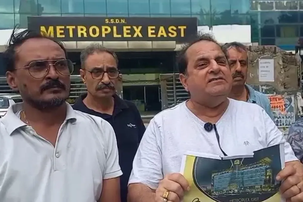 Покупатели в торговом центре Metroplex East Mall в Восточном Дели жалуются на отсутствие передачи помещений и регистрации