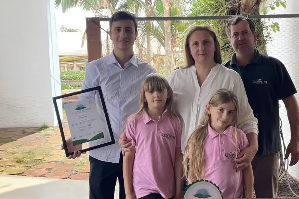 Família transforma experiência europeia em negócio agrícola com framboesas e morangos no Paraná