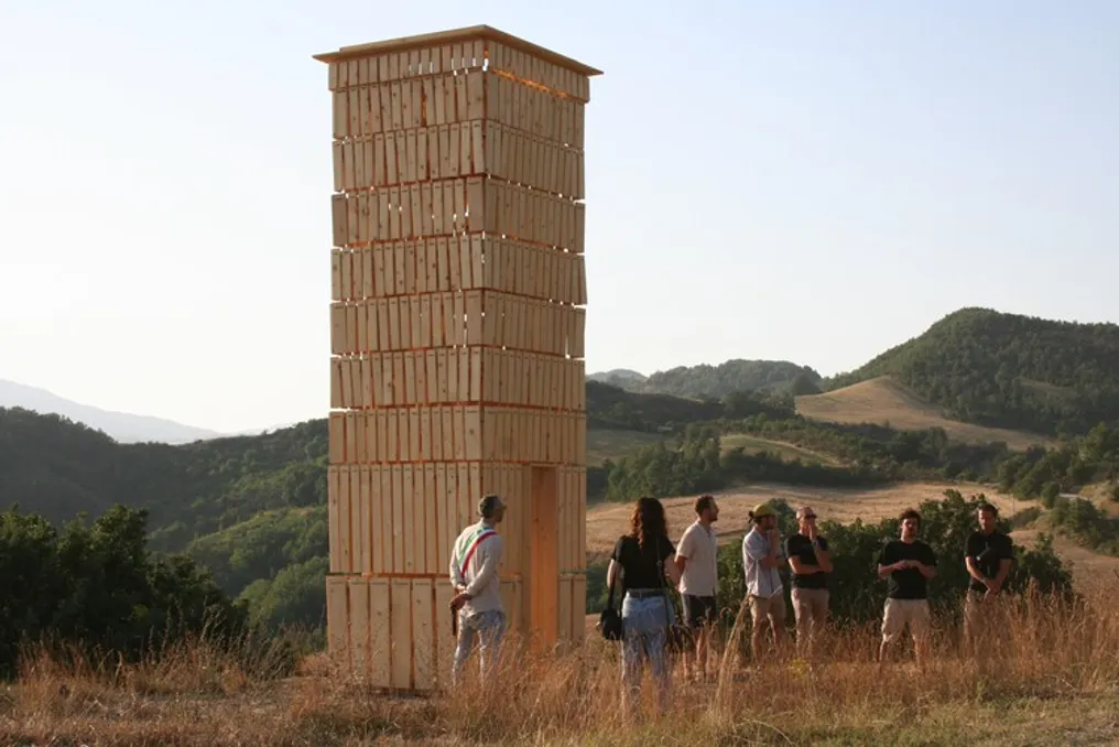 Torre Lunano em Marche: Reinterpretação contemporânea de patrimônio rural