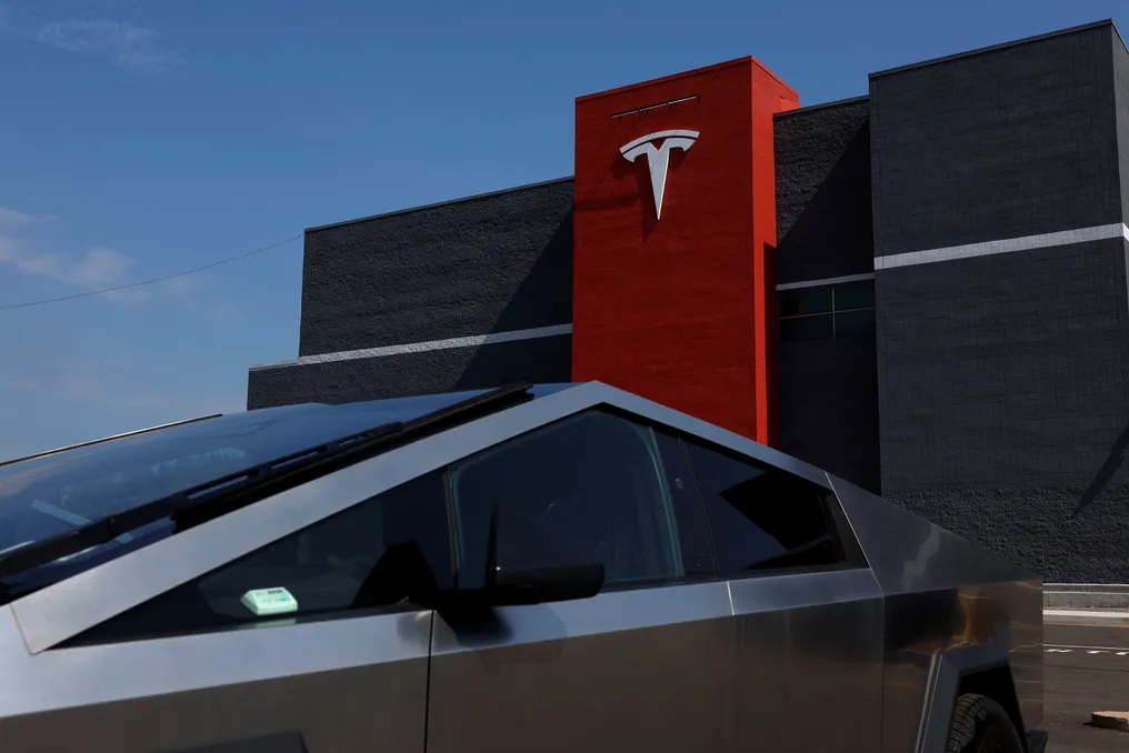 Tesla sobe 5% após superar projeção de entregas; fortuna de Elon Musk se aproxima de US$ 1 trilhão