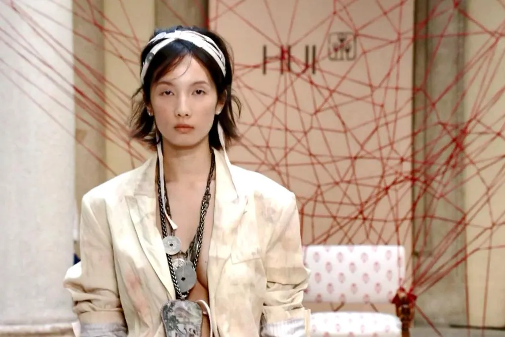 Designer de moda apresenta herança chinesa na Semana de Moda de Milão