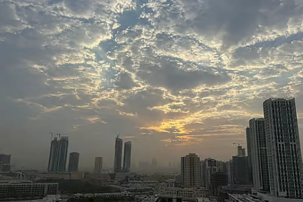 यूएई में कल आंशिक रूप से बादल छाए रहने की उम्मीद है, शारजाह का तापमान 28°C तक गिरेगा