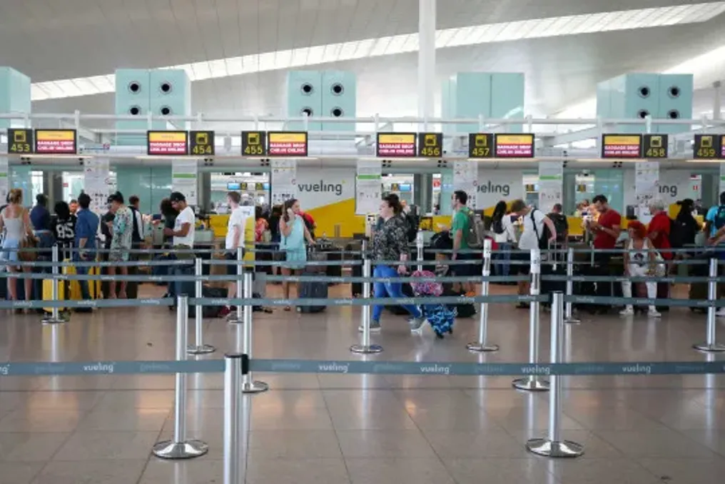 Salbiy ob-hav sharoitlari Barselonasi aeroportida dam olish kunlari 385 reysning bekor qilinishiga olib keldi