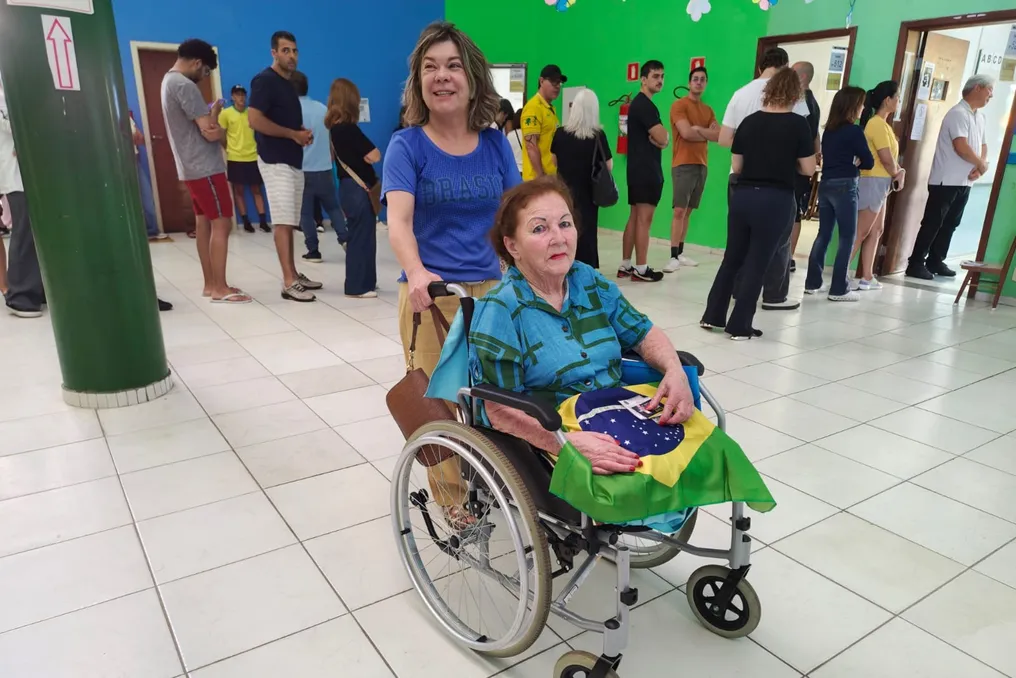 85-year-old woman with amputated legs votes in wheelchair in São José