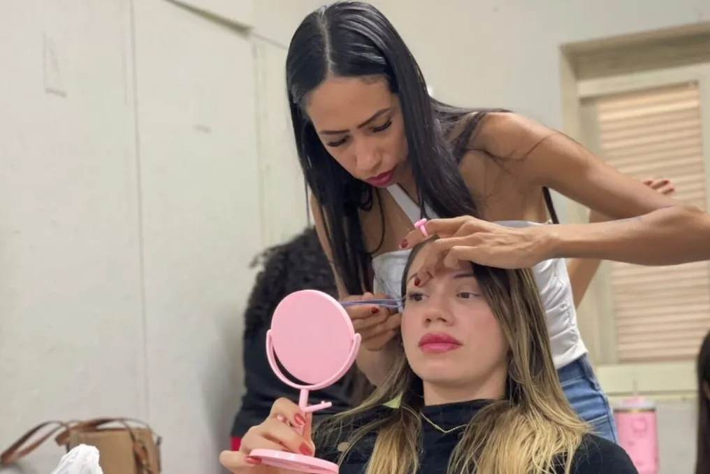 Oferece curso gratuito de design de sobrancelhas em Campo Grande para jovens