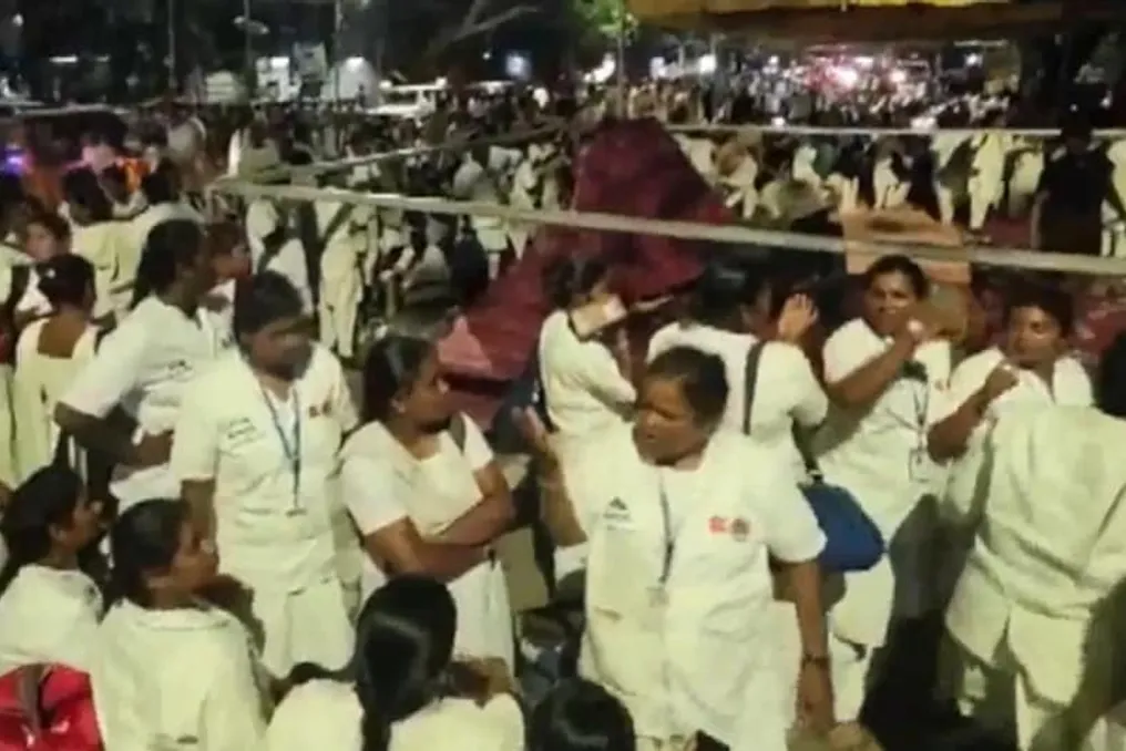 Enfermeiras em Chennai protestam exigindo salário de 45 mil e garantia de emprego; polícia detém participantes