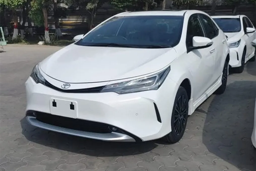 Toyota Corolla ning eski modeli Pokistonda ishlab chiqarilishi davom etmoqda va tashqi koʻrinish yangilandi