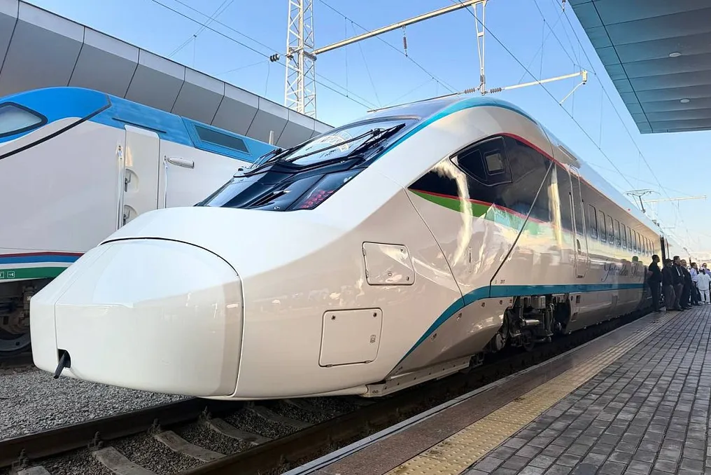 Novo trem elétrico adicional 'Jaloliddin Manguberdi' lançado entre Tashkent e Khiva