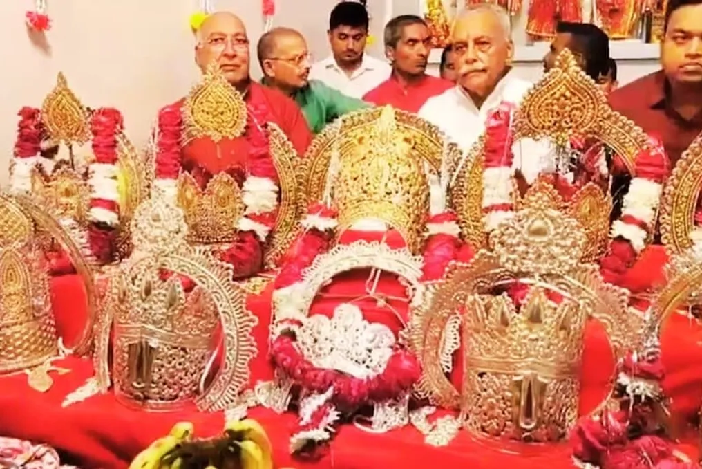 Crowns made by Lahore artisans are used in Ramlila Prayagraj after a hundred years