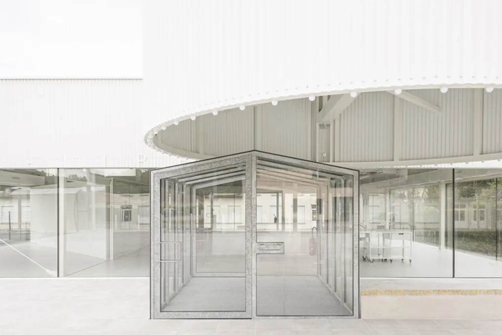 Projeto de biblioteca em posto de combustível com design moderno e funcional
