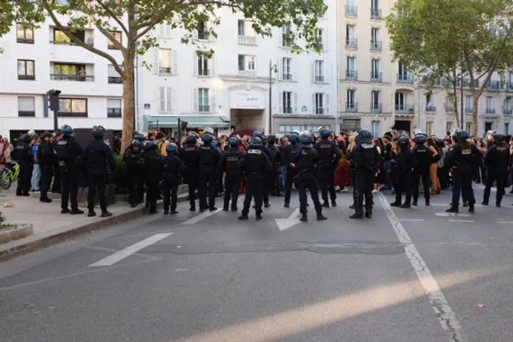 Protestos estudantis na França se espalham para os campi universitários