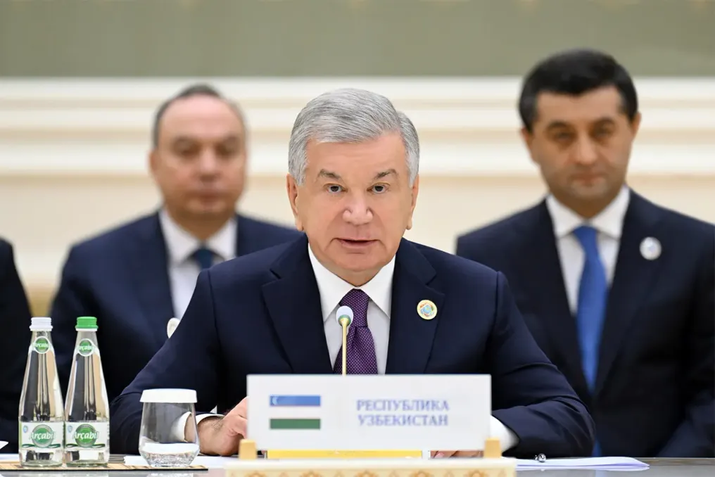 Mirziyoyev propõe criar plataforma para apoiar projetos de investimento na Ásia Central e realizar fórum de negócios em Khiva em 2027