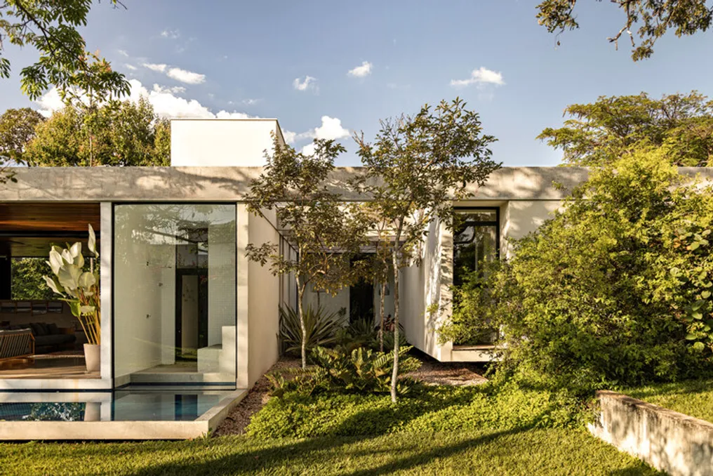 Проект Casa Varanda от Esquadra Arquitetos объединяет архитектуру, искусство и местную растительность
