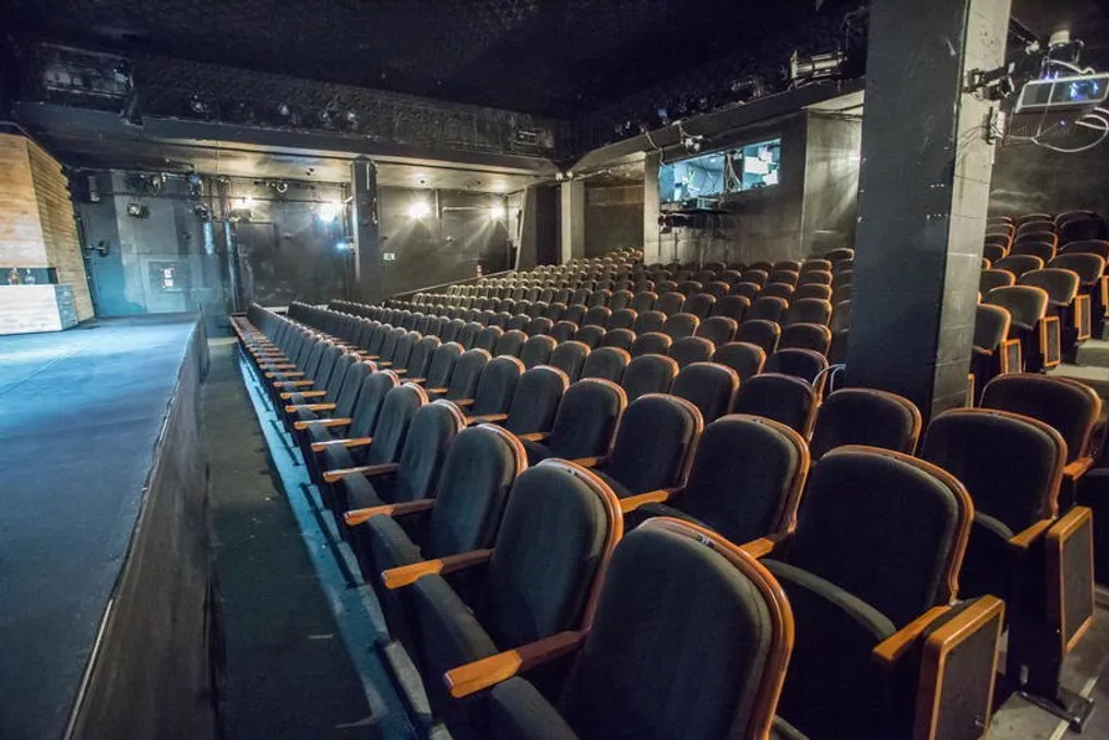 Prática de levar alunos ao teatro durante as aulas interrompida em Kokand