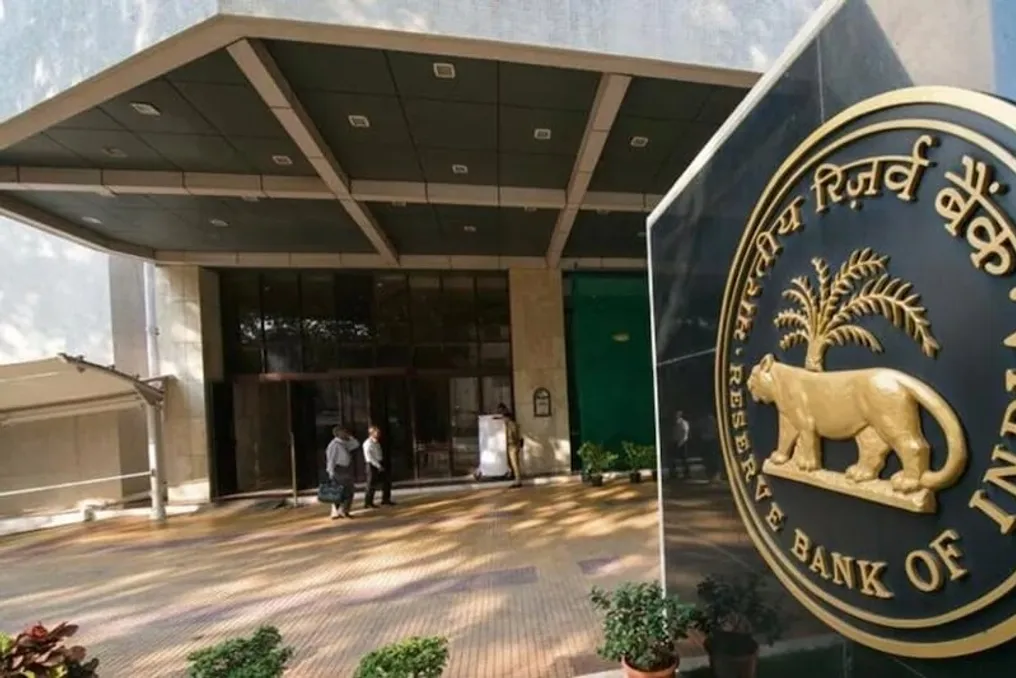 आरबीआई रुपये को समर्थन मजबूत कर रहा है: कंपनियों को डॉलर की बिक्री और सट्टेबाजी के लिए नियमों को कड़ा करना