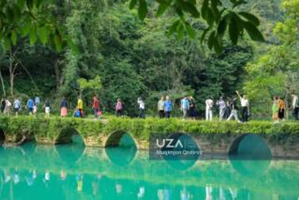Guizhou provinsiyasidagi "Yetti kichik arka" tabiat bogʻi koʻzni qamrab oluvchi moviy suvlar va manbalari bilan tashrif buyuruvchilarni jalb qilmoqda