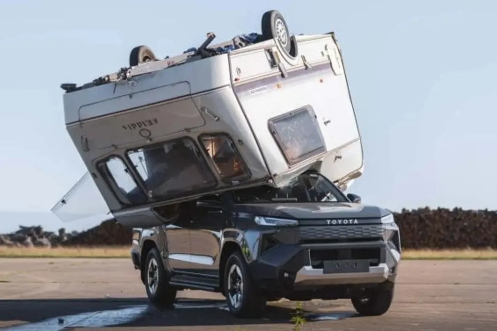 Toyota тестирует прочность электрической Hilux при падении прицепа весом 760 кг, вдохновившись Top Gear