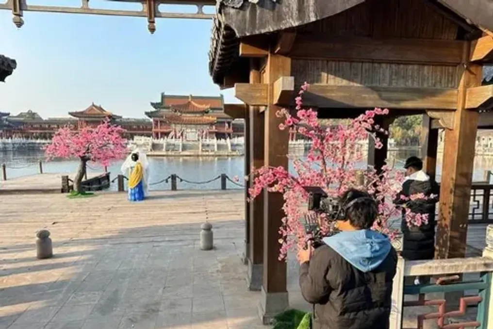 चीन में पर्यटक 'हॉलीवुड चाइना' स्टूडियो में लघु नाटकीय फिल्मों की शूटिंग में भाग लेने के लिए भुगतान कर रहे हैं