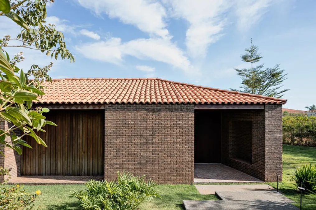 Felipe Hess Arquitetosning Casa Haras loyihasi markaziy hovli boʻlgan bir qavatli uyni taqdim etdi
