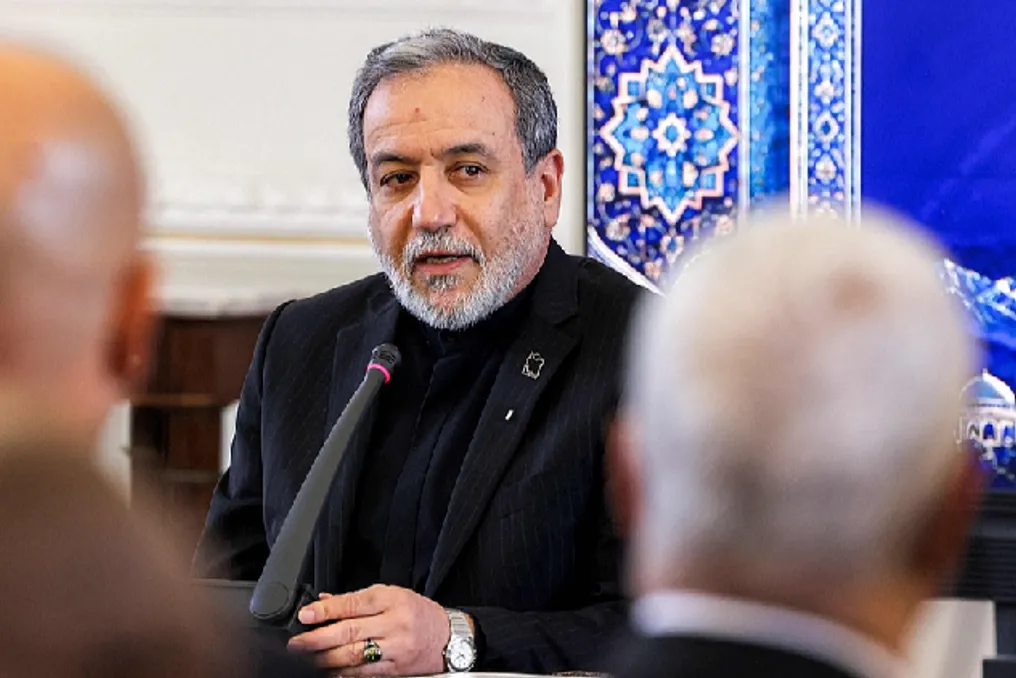 Ministro das Relações Exteriores do Irã, Araghchi, alerta para sérias ameaças ambientais após ataques dos EUA e Israel a instalações energéticas iranianas