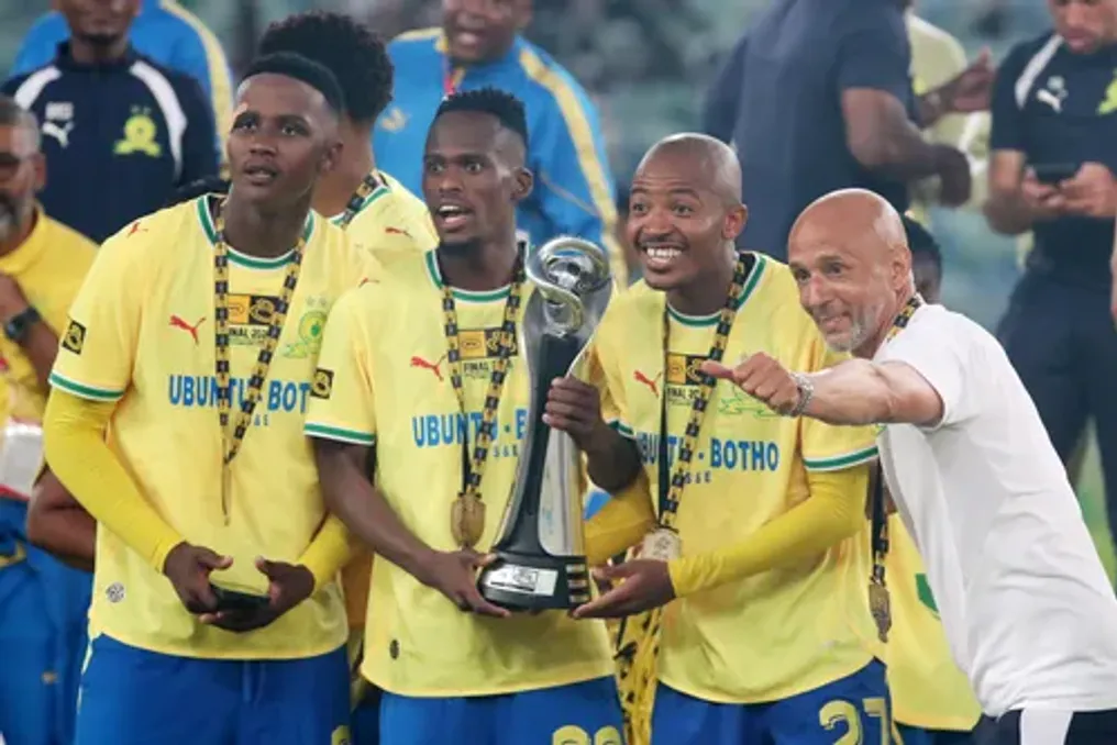 Vuyo Mere apoia a concorrência entre os laterais direitos do Mamelodi Sundowns