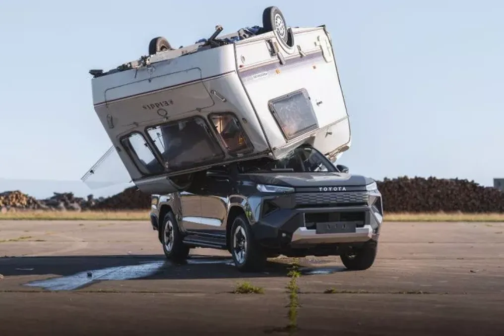 Toyota realizou teste com Hilux elétrico, derrubando um reboque de 760 kg no estilo Top Gear