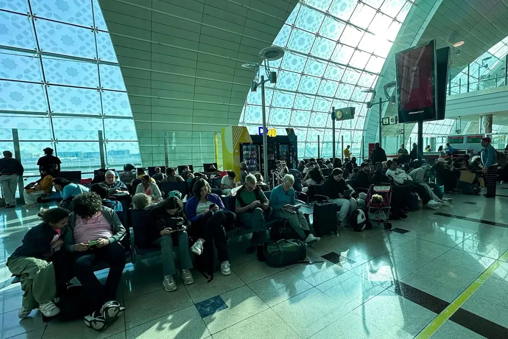 Passageiros escolhem rotas mais longas entre Dubai e Riade devido a falhas aeroportuárias
