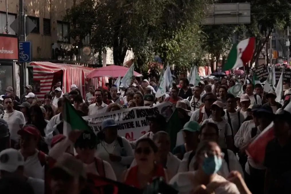 Mexican healthcare workers protest for wage increase and improved working conditions