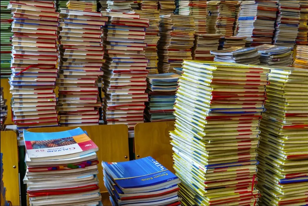 Pais em Tashkent reclamam da escassez de livros didáticos nas escolas, especialmente em turmas com ensino em russo