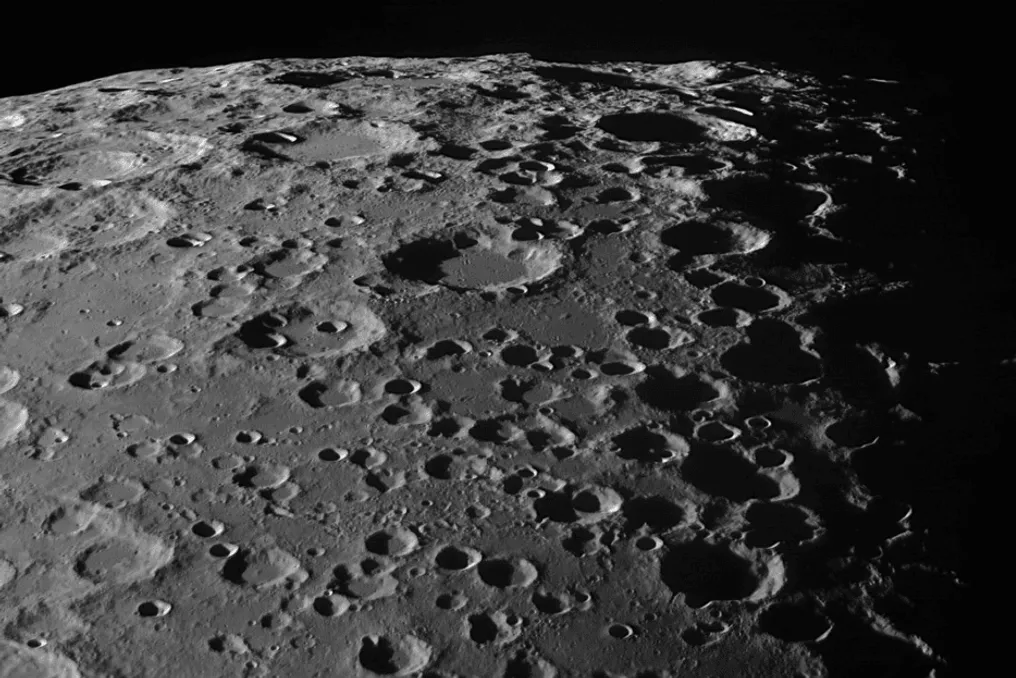 Novo estudo indica que a Lua está encolhendo devido ao resfriamento interno, gerando tremores lunares