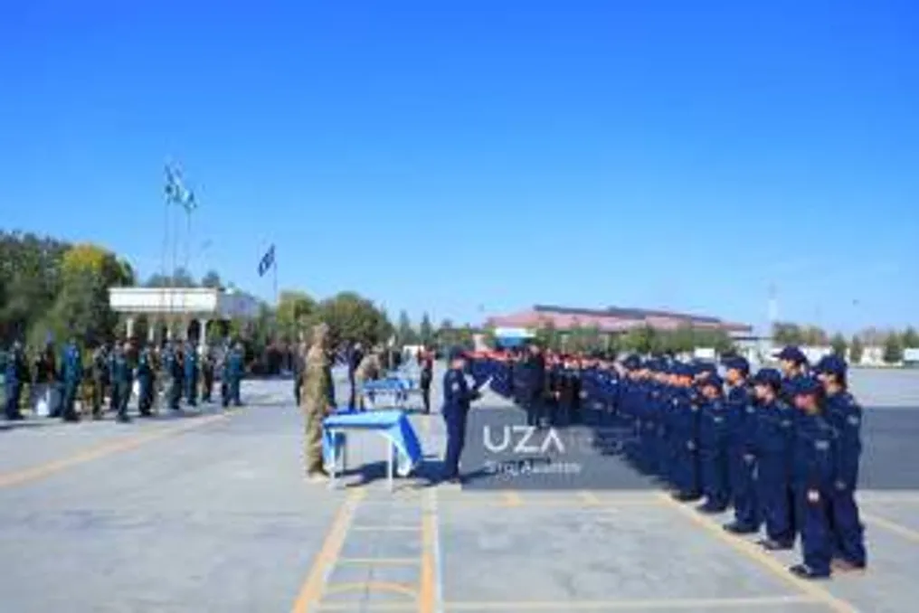 Jovens Patriotas Participam na Cerimônia de 'Dar Promessa' em Unidade Militar de Navoiyshahr