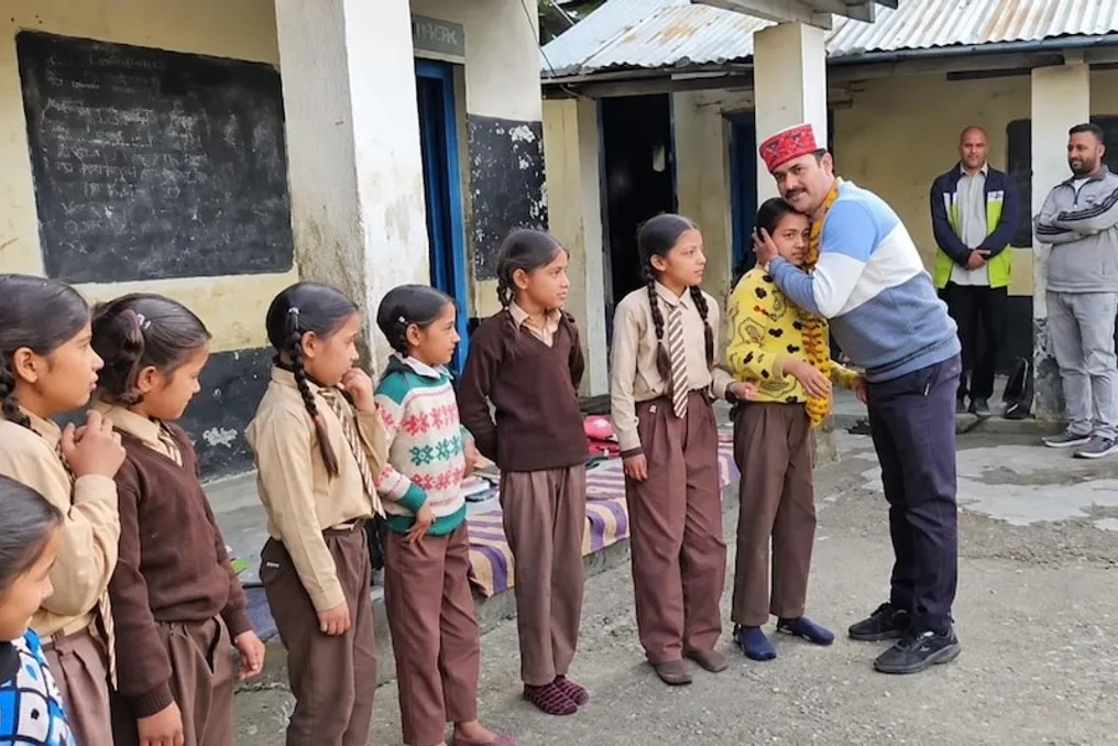 शिक्षक के तबादले की घोषणा के बाद बच्चे रो पड़े, जिन्होंने उन्हें 19 वर्षों तक पढ़ाया था